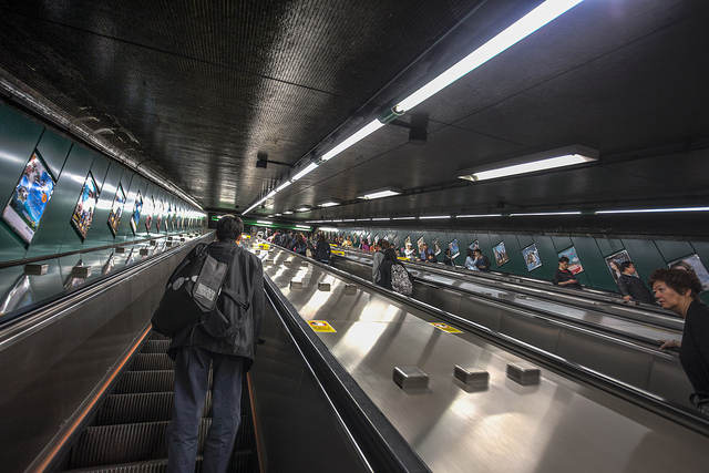 “炮台山地鐵站電梯 Fortress Hill MTR Station Escalator” / 香港人流 Hong Kong Human Logistics / SML.20130413.6D.00481.TM